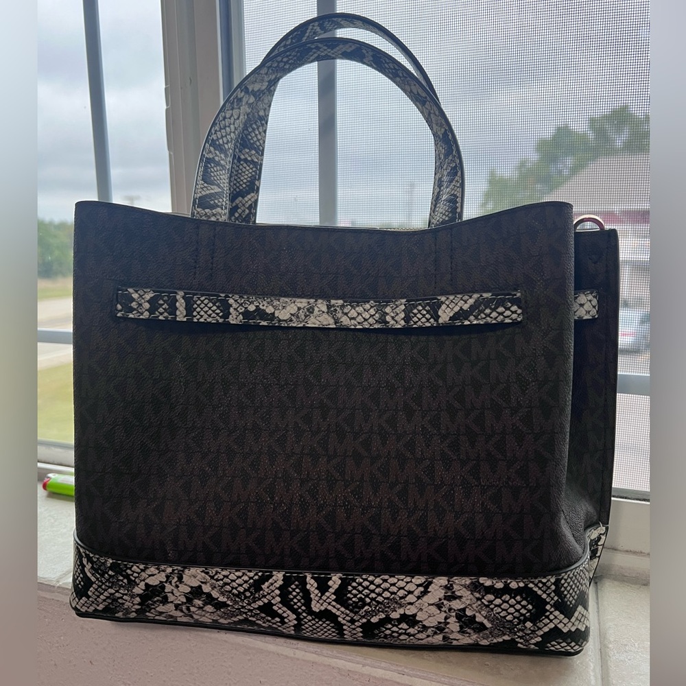Michael Kors Brown and White Tote Bag - Picture 2 of 7
